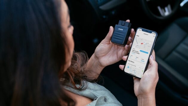 Image of a user holding a phone displaying a map and a Vivint Car Guard 3 630x354 How GPS Trackers Can Enhance Your Car Safety